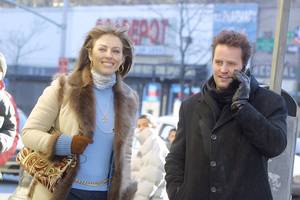 Bild von Elizabeth Hurley und Matthew Perry bei den Dreharbeiten