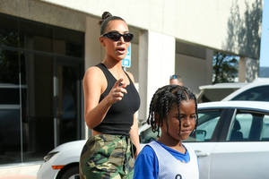 Bild von Kim Kardashian und ihr Sohn Saint